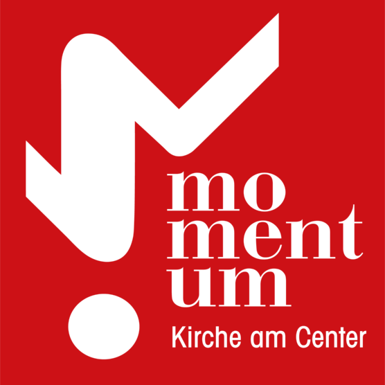 Man sieht ein stilisiertes Ausrufezeichen, darunter der Text 'momentum Kirche am Center'