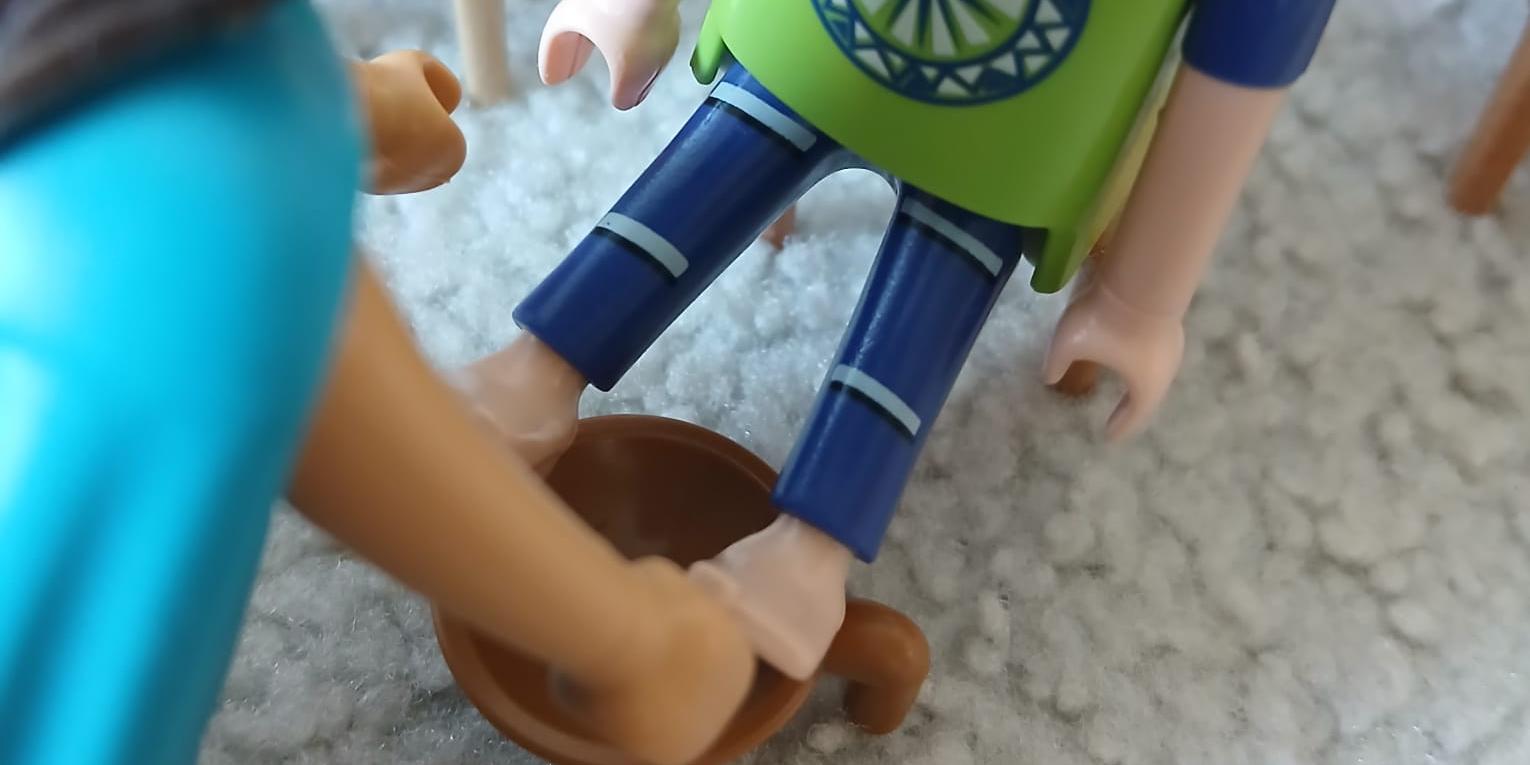Fußwaschung mit Playmobil-Figuren