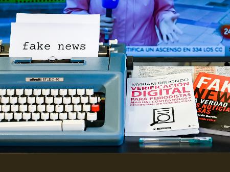 Vortrag 'Fake News' am 18.08.2026 im momentum (c) Jorge Franganillo / Unsplash Vortrag 'Fake News' am 18.08.2026 im momentum