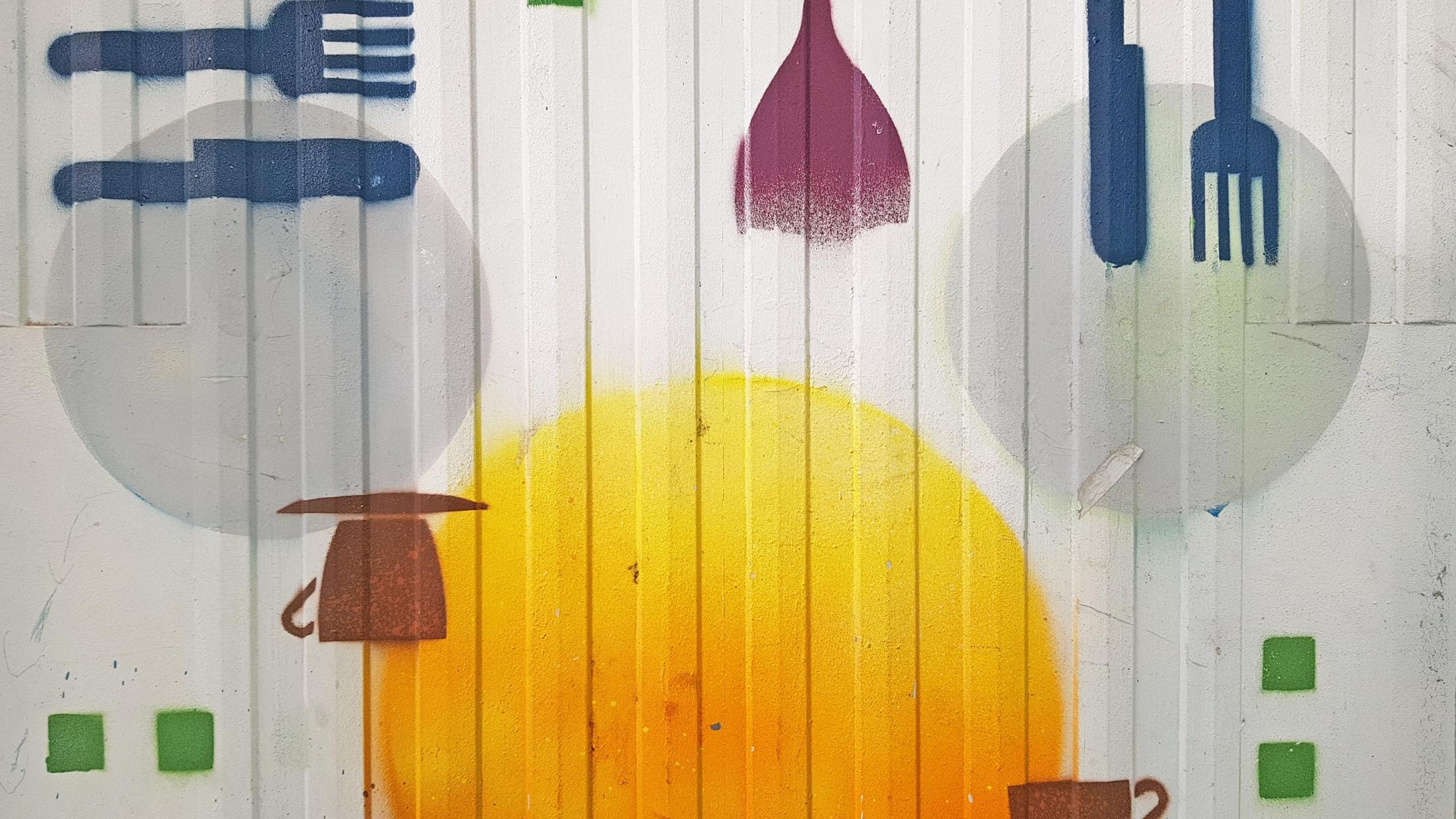 Street-Art: Gedeckter Tisch auf einem Strom-Verteiler-Kasten in Erfurt