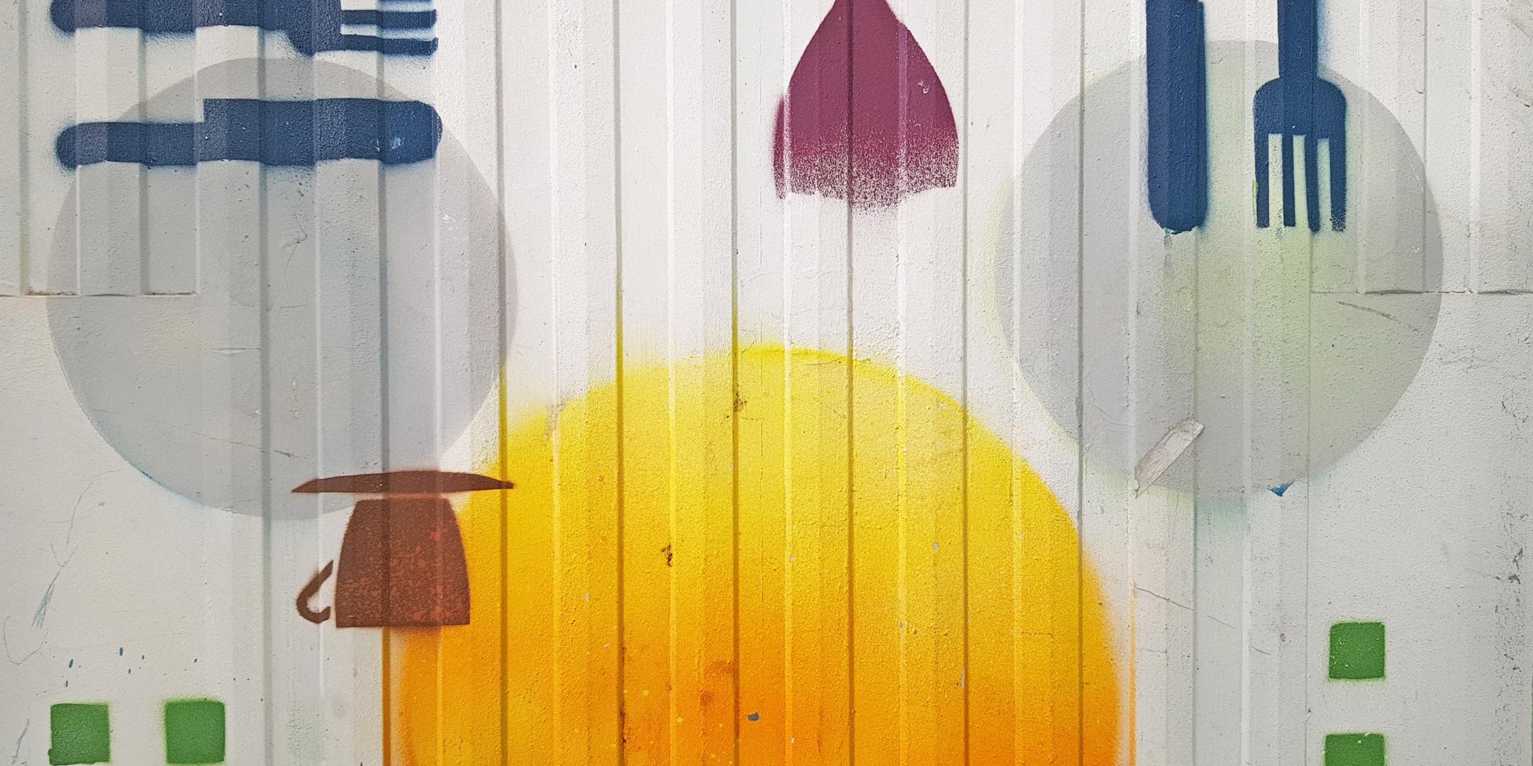 Street-Art: Gedeckter Tisch auf einem Strom-Verteiler-Kasten in Erfurt