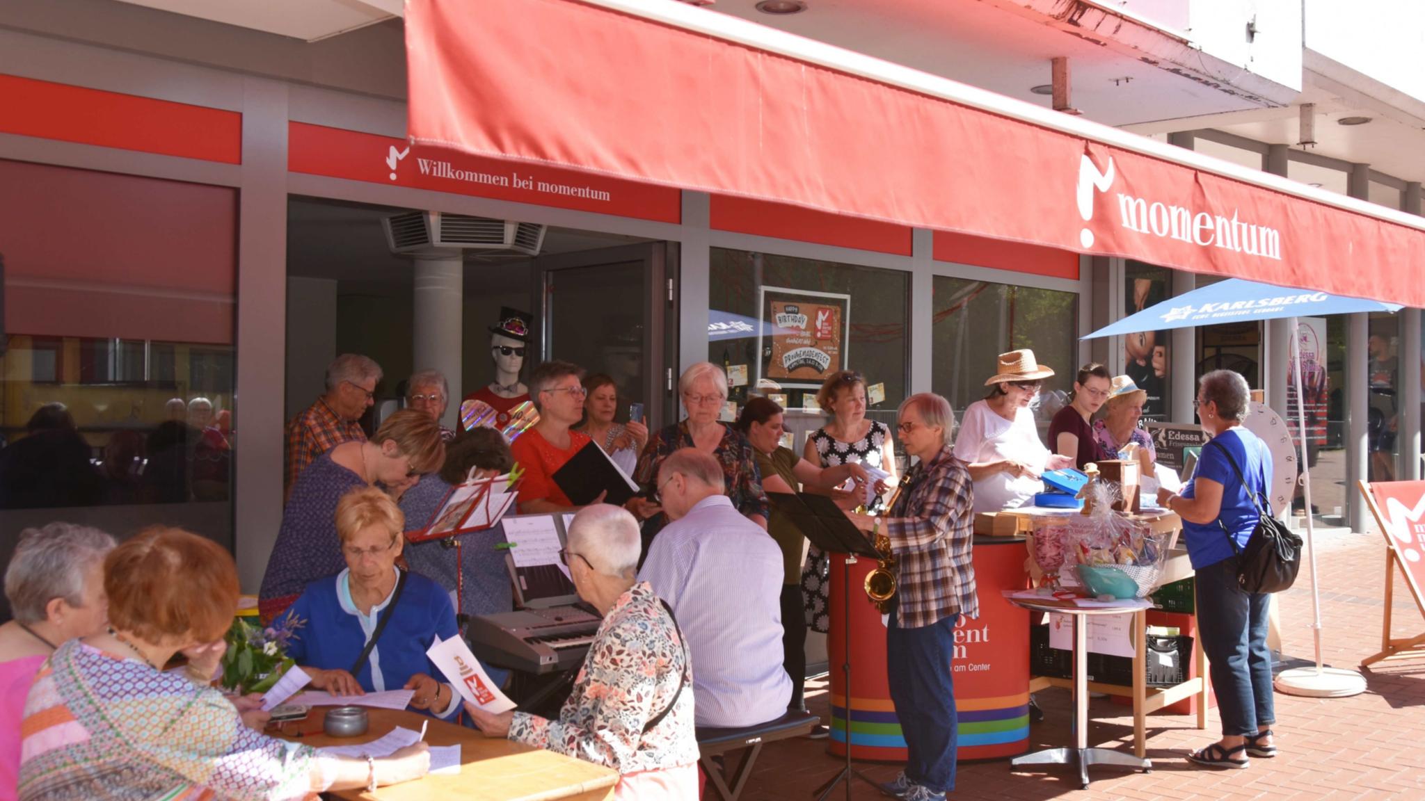 Promenadenfest zum zehnten Geburtstag des kirchlichen Begegnungsorts „Momentum- Kirche am Center“.